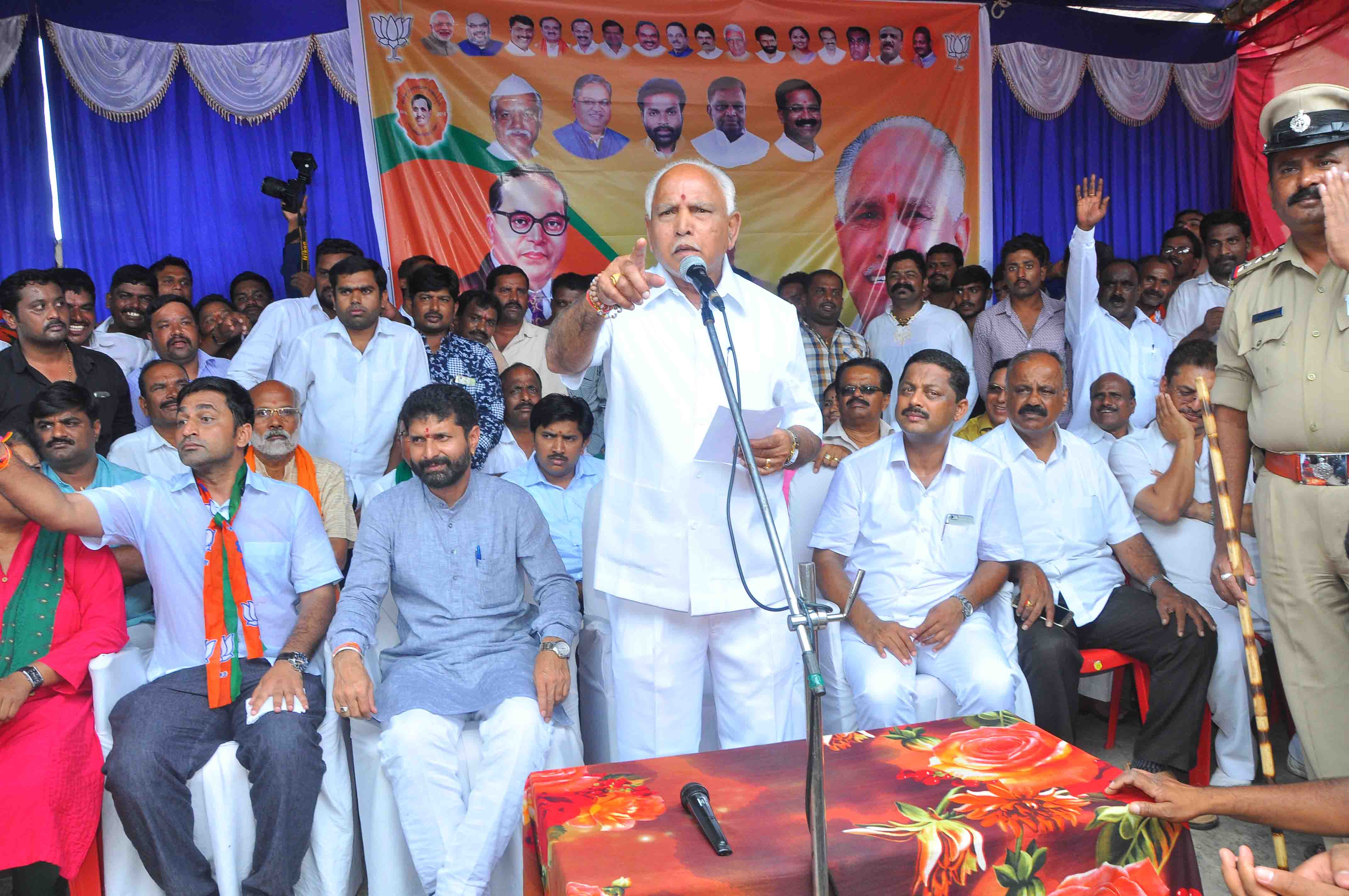 ದಲಿತ ಮುಖಂಡರಿಂದ ಕಪ್ಪು ಪಟ್ಟಿಯೊಂದಿಗೆ ಪ್ರತಿಭಟನೆಯ ಶಾಕ್